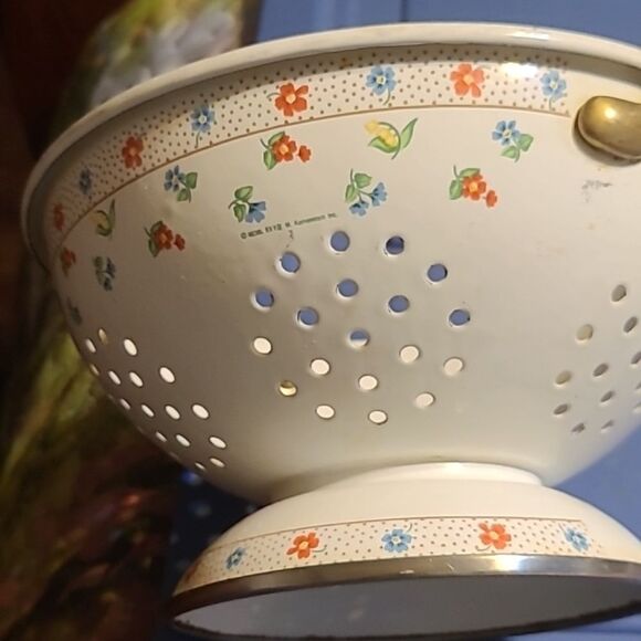 Kamenstein Floral Enanamel Colander with Gold Handles - Picture 14 of 16